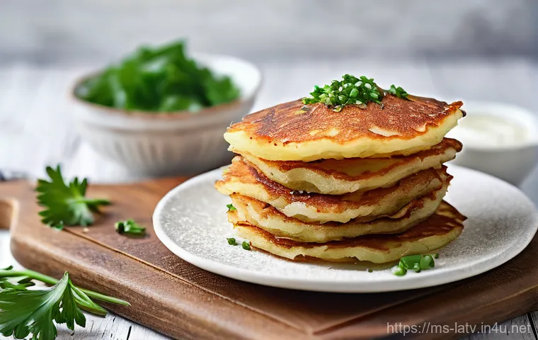 라트비아 감자 팬케이크 레서피 - **Prompt:** A close-up, mouth-watering shot of a stack of freshly fried "Kartupeļu Pankūkas" (Latvia...
